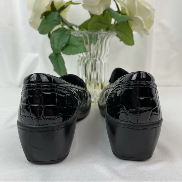 Clarks Bendable Patent Moc Croc Loafers - Picture 10 of 10